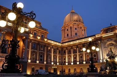 hu budapest royal palace at night o